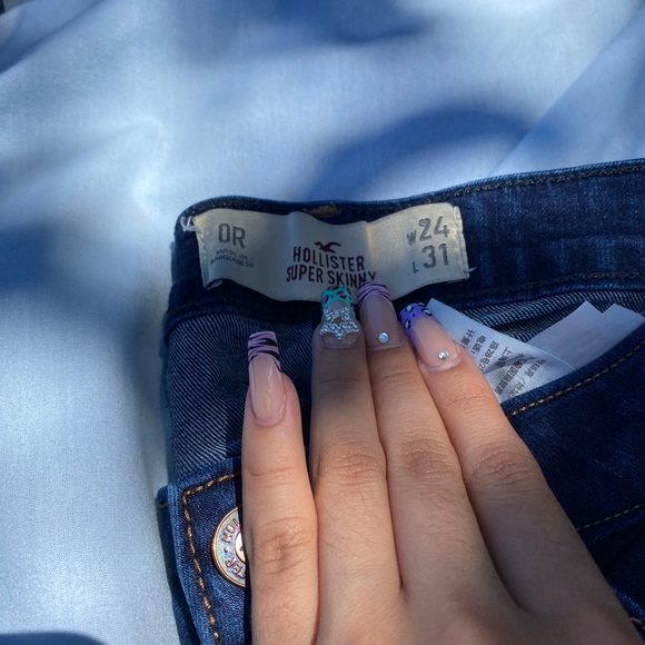 Hollister Women’s Straight Leg Jeans - Picture 2 of 2